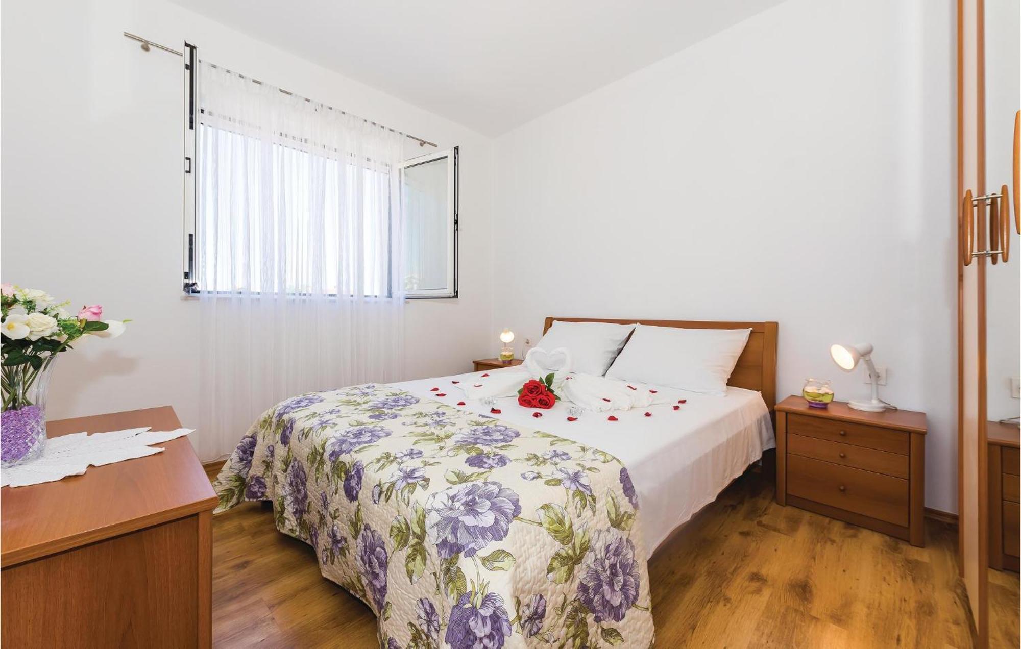 4 Bedroom Cozy Apartment In Vodice Esterno foto