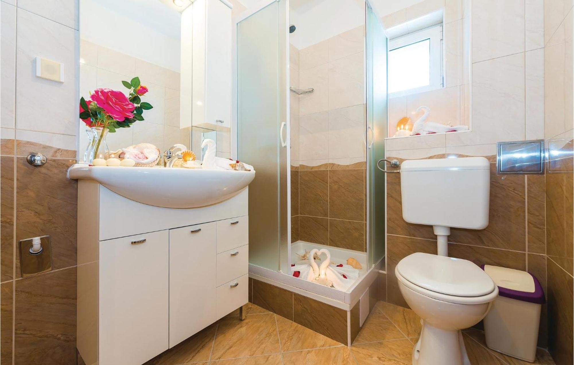 4 Bedroom Cozy Apartment In Vodice Esterno foto