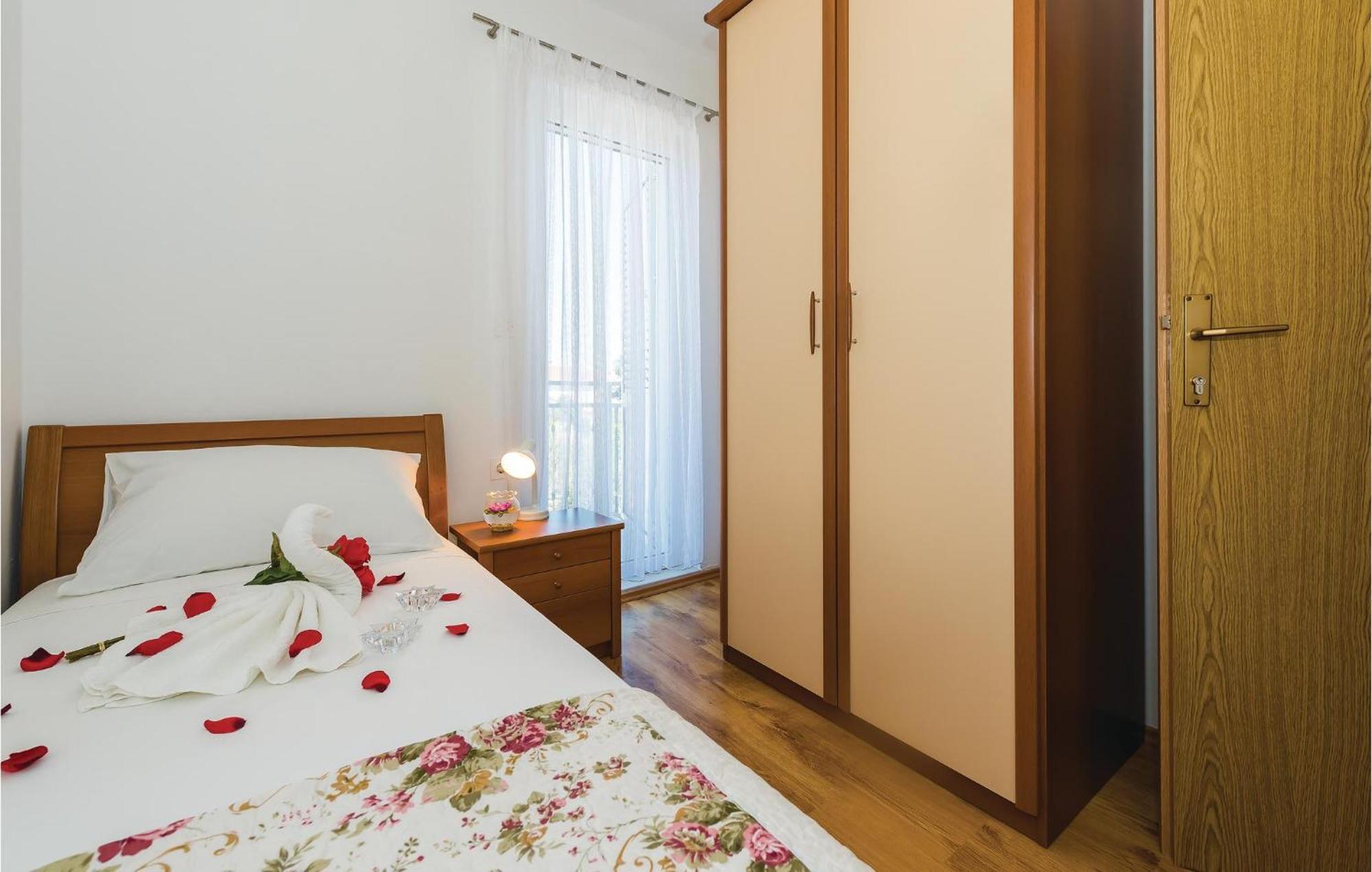 4 Bedroom Cozy Apartment In Vodice Esterno foto